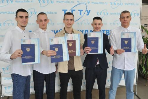 Вручение дипломов выпускникам колледжа Тамбов